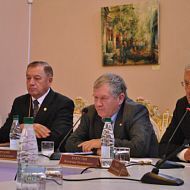 Слева-направо Ахмет Мазгаров – президент Академии наук Республики Татарстан, Рафинат Яруллин – гендиректор Татнефтехиминвест-холдинга, Владимир Капустин – гендиректор НИПИНЕФТЬ