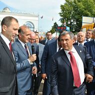 Р. Минниханов с делегацией совершает обход 20-й международной специализированной выставки Нефть, газ. Нефтехимия