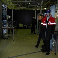 Работник компании Лукойл в летнем костюме и в защитном плаще НЕФТЕГАЗ 2016