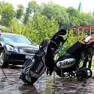 Роскошные призы в ожидании будущих владельцев (Кубок нефтяников по гольфу. 27 июля 2007)