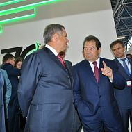Р. Минниханов и Ш. Тахаутдинов (глава Татнефти) совершают обход 20-й международной специализированной выставки Нефть, газ. Нефтехимия