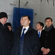 Замминистра энергетики РФ К. Молодцов в центре