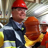 Директор завода Петер де Йонге демонстрирует самую большую свинку на заводе